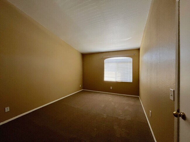 Building Photo - A beautifully Maintained 2-bedroom, 2-bath...