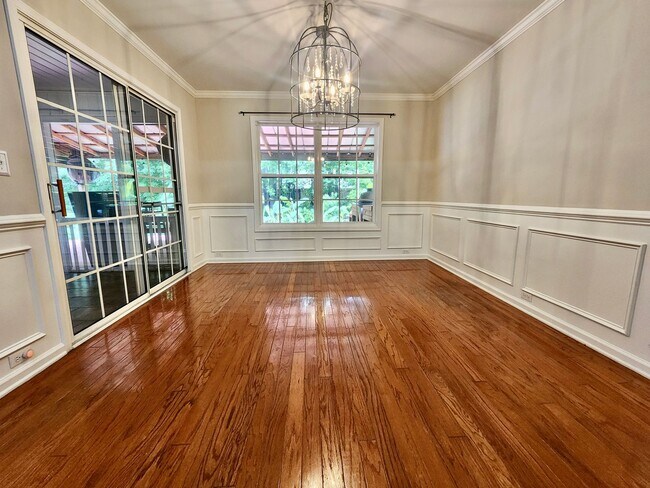 Building Photo - Spacious 3 bedroom with an outside oasis -...
