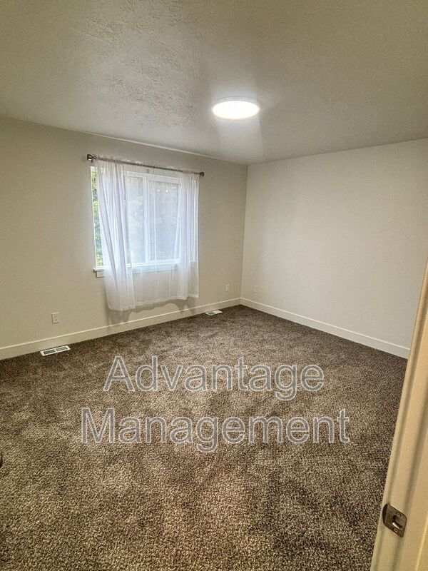 Building Photo - 741 1420 W