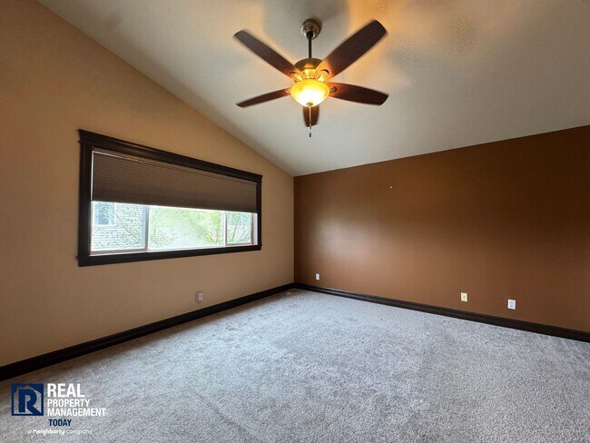 Building Photo - Spacious 4 Bed / 3 Bath Home with Loft, Fenced Yard & Covered Patio in Puyallup!