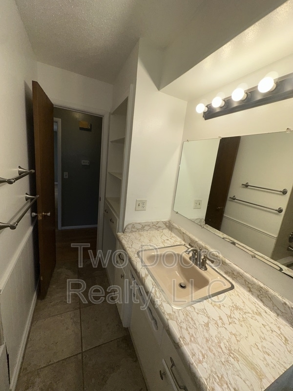 Building Photo - 137 E Jarman Dr