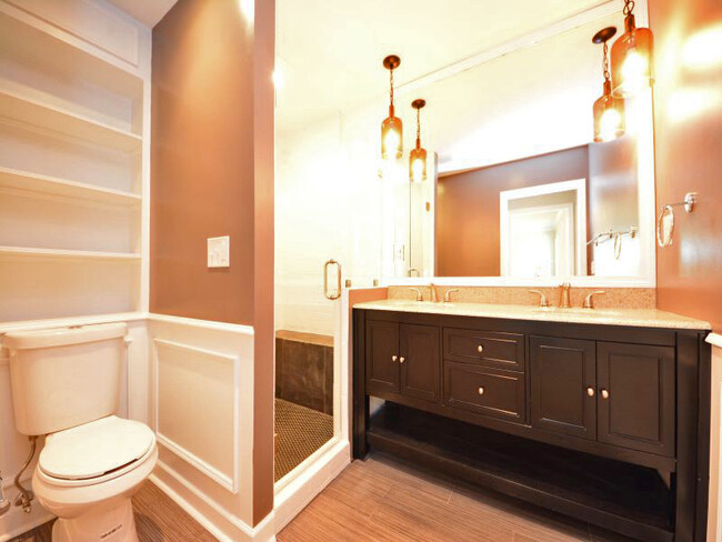 suite bath - 833 United Ave SE