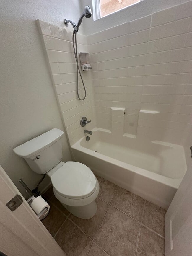 Building Photo - AVAILABLE NOW!!! 3 Bedroom 3 bath Private OASIS backyard in Vista, CA.