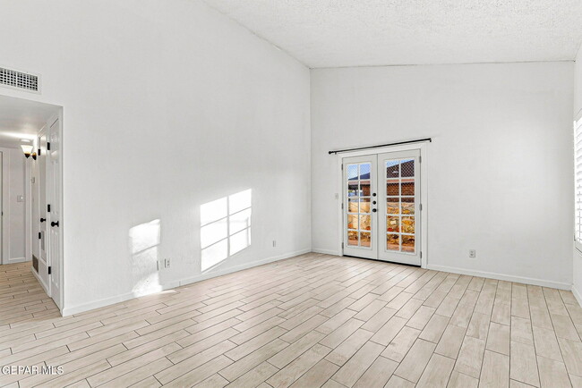 Building Photo - 204 Cutlass Dr