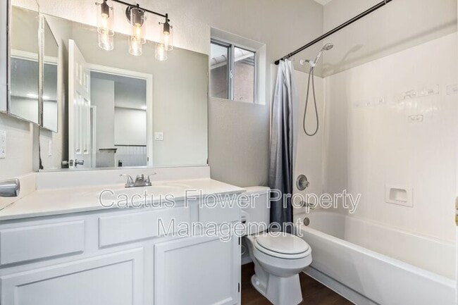 Building Photo - 1651 E Flint St