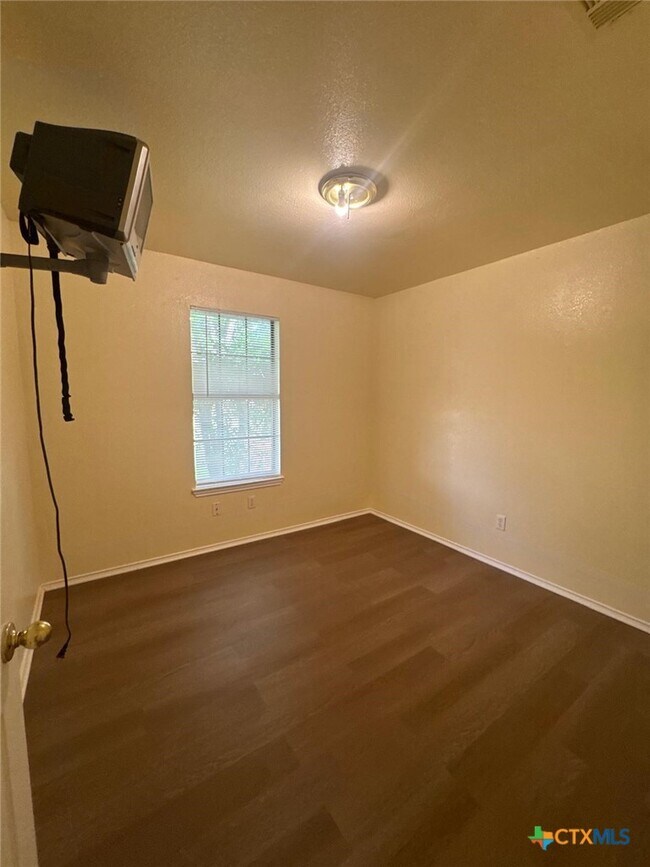 Building Photo - 2311 Old FM 440 Rd