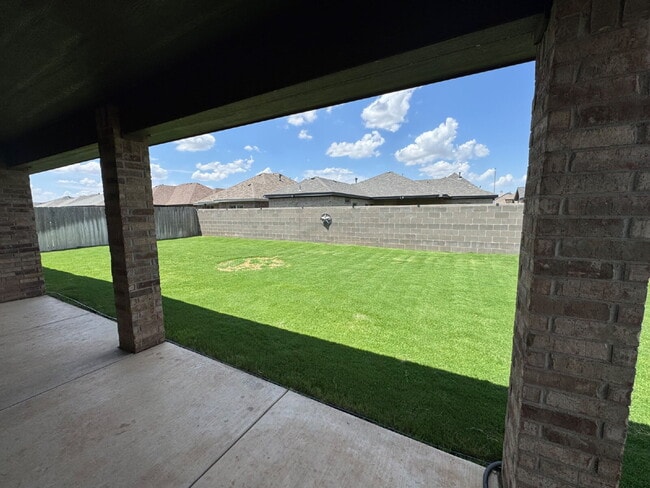 Building Photo - Charming 4-Bedroom Haven with 2 Full Baths...