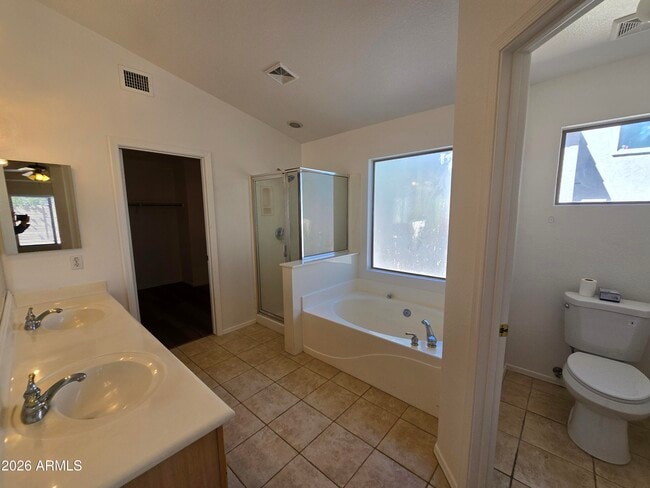 Building Photo - 1074 E Cathy Dr