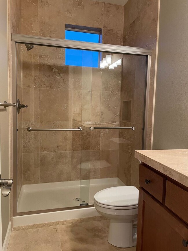 Building Photo - BEAUTIFUL LUXURY Style Townhouse with a gorgeous VIEW! Gated community in Camas! Top Rated Schools!