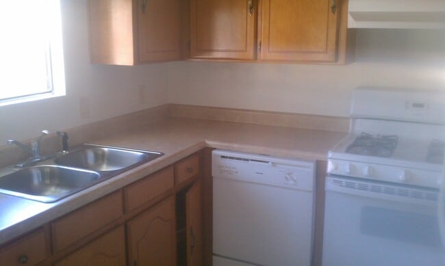 Building Photo - 2310 Primrose Dr