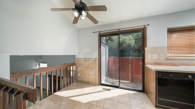 Building Photo - End unit 3 bedroom townhome near Ute Valle...
