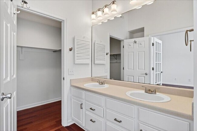 Building Photo - 1371 Le Parc Terrace