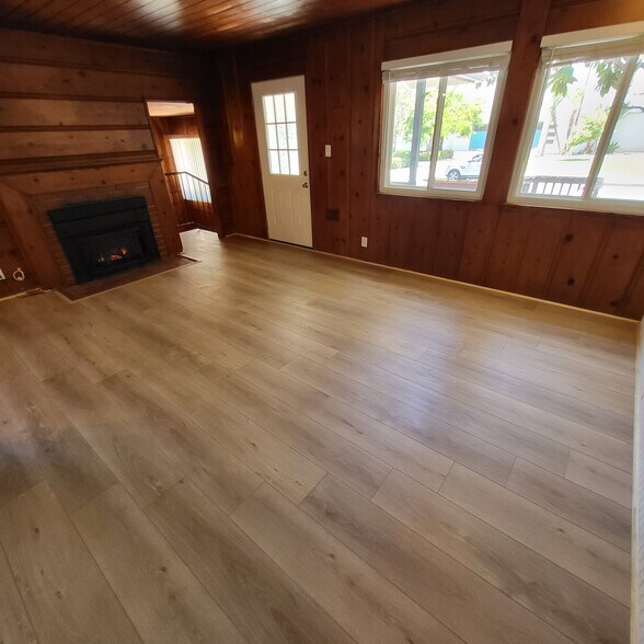 Entry Living - 10831 Woodbine St