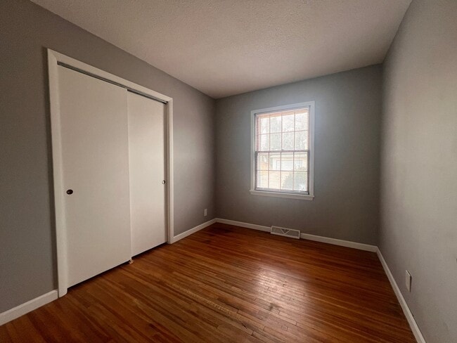 Building Photo - 3 bedroom 1.5 bath home located in the heart of Davenport! FOR RENT!