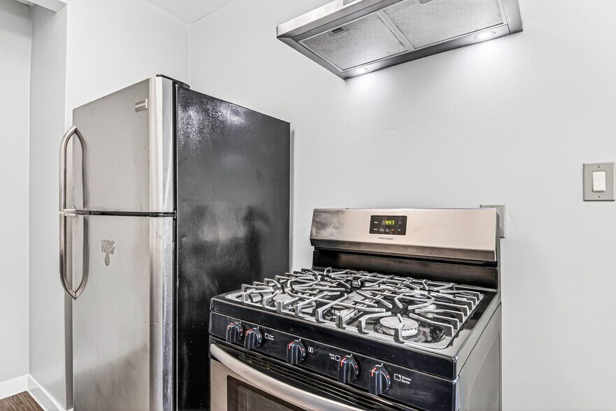 Building Photo - 539 E 11th St