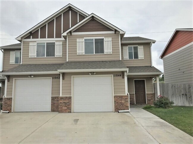 Building Photo - Luxury Townhomes