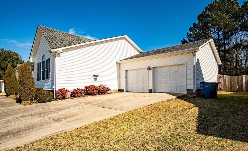 Building Photo - 304 Twin Oak Dr