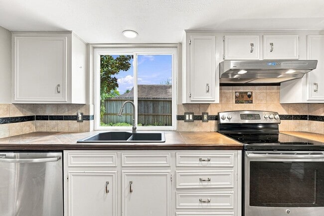 Building Photo - 15706 Cavendish Dr