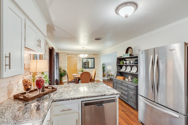 Kitchen / Dining - 2515 Sherwood St