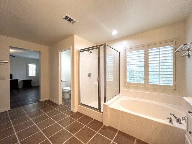 Building Photo - AVAILABLE NOW!! Fully Furnished 5 Bedroom 2.5 Bathroom Two Story Home in Beaumont!!