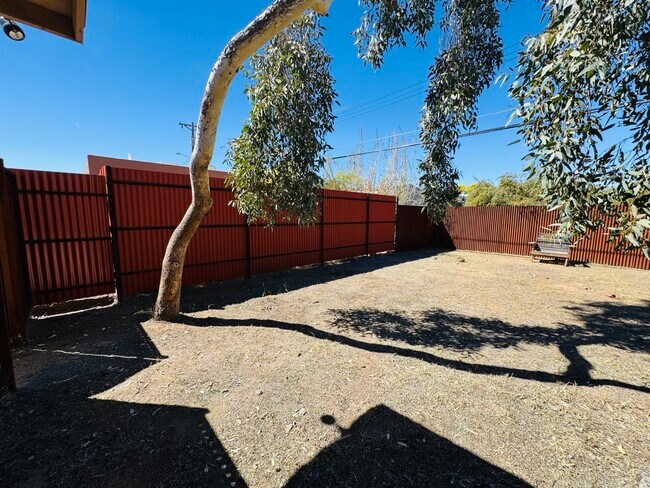 Building Photo - 2643 N Alvernon Way