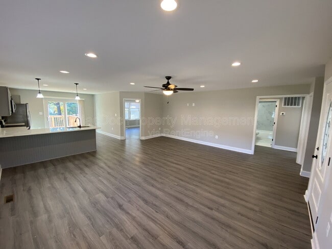 Building Photo - 77 Lakeview Dr
