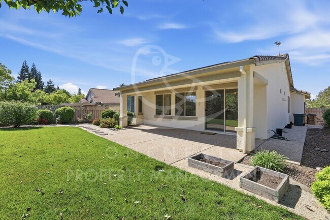 Building Photo - Refreshed 2-bedroom plus den, 2.5-bathroom in beloved Sun City Lincoln Del Webb community!