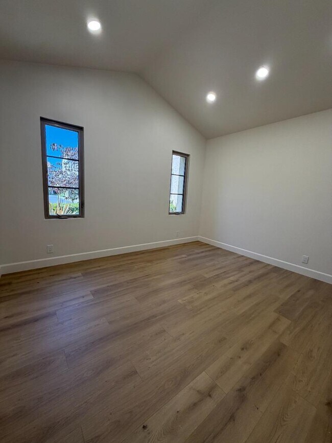 Building Photo - 1321 Dahlia Loop