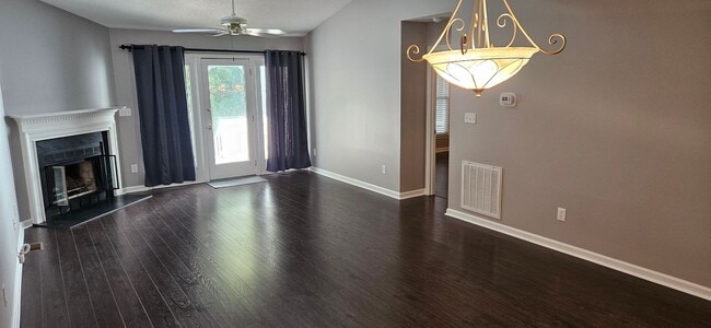 Building Photo - Darling 2br 2ba One Level Living Townhome ...