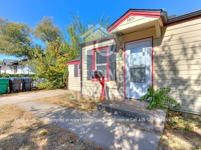 Building Photo - MOVE IN SPECIAL! Charming NW Oklahoma City...