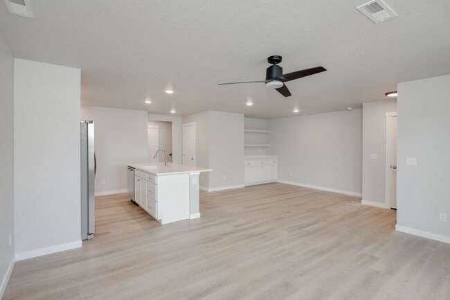 Building Photo - Incredible Townhomes. You’re New Home is Waiting.