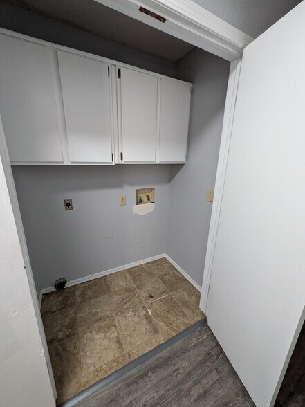 Building Photo - 712 Swan Lake Rd
