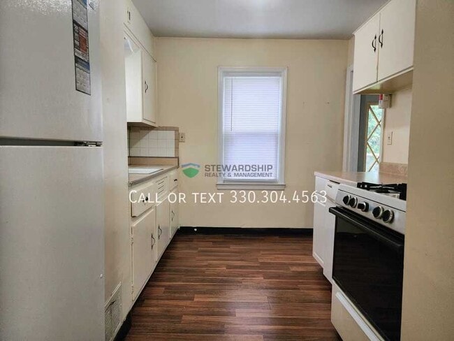 Primary Photo - 323 Hayes Ave