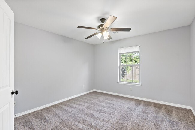 Building Photo - Pre-Leasing for Summer 2025 Move-In, First...
