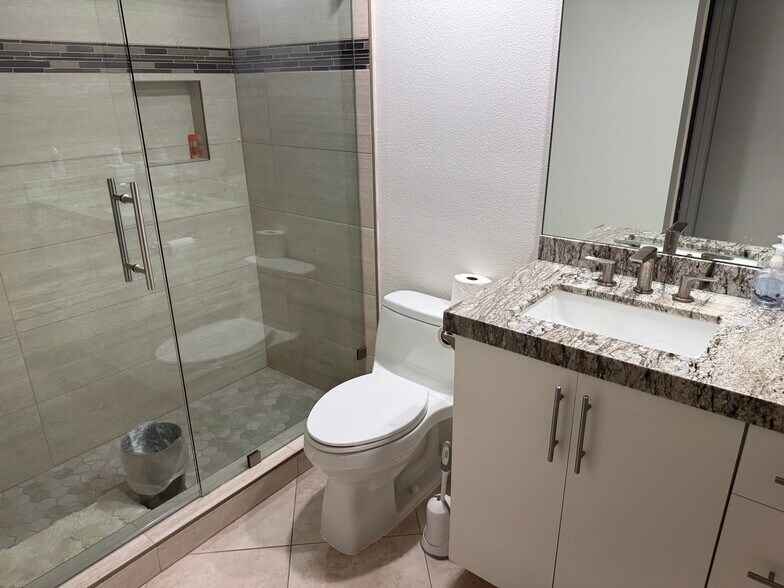 Building Photo - 263 Vista Royale Cir W