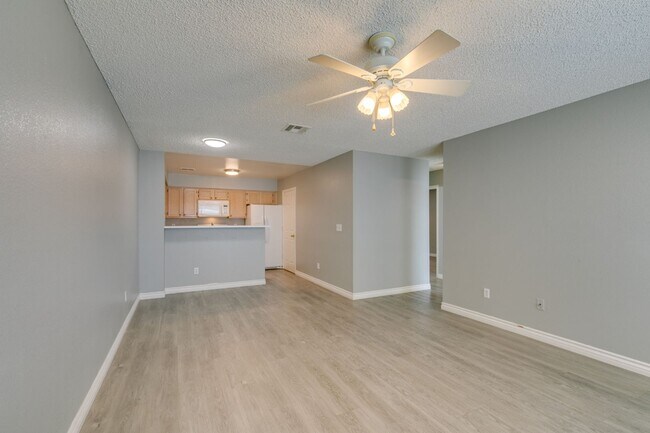 Building Photo - 2117 Willowbury Dr