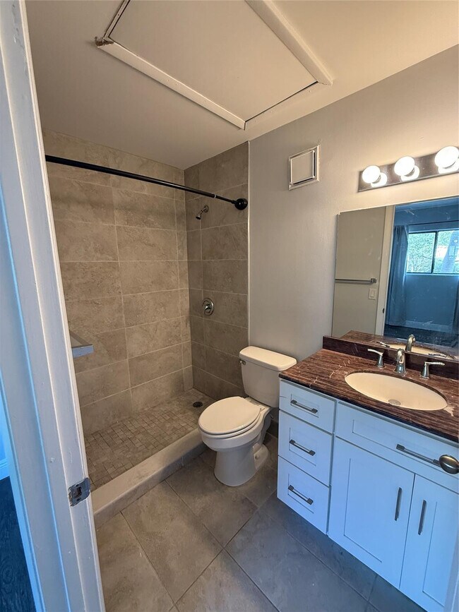 Building Photo - 320 Palm Cir E