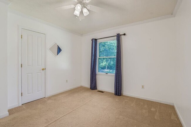 Building Photo - 8170 Linda Ln