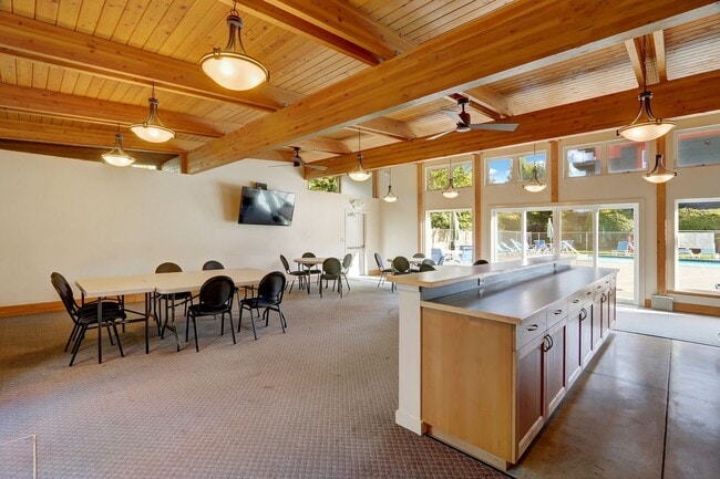 Building Photo - 2Bd/1.75Ba Seattle Condo