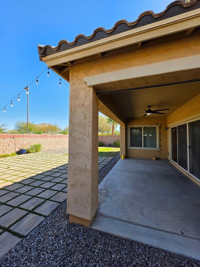 Building Photo - 2756 E Hickory St