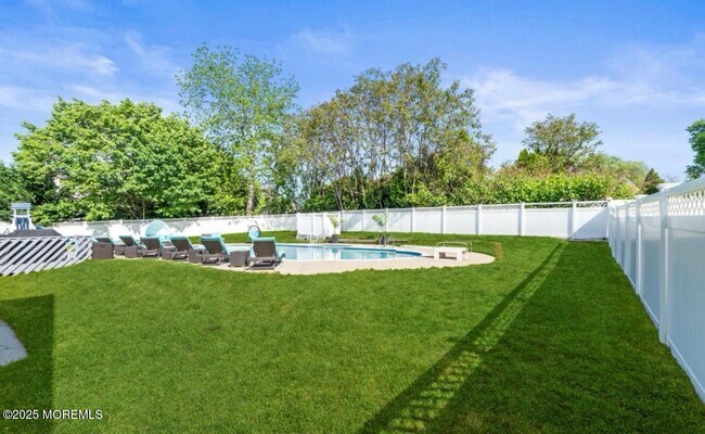 Building Photo - 16 Bridle Dr