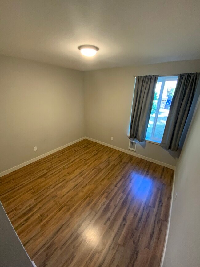 Building Photo - Immaculate N Tacoma 3bdr 2bath with full size W/D