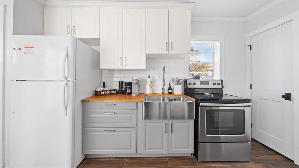 Building Photo - 720 1/2 West Woodlawn Avenue-SI ID1271928P