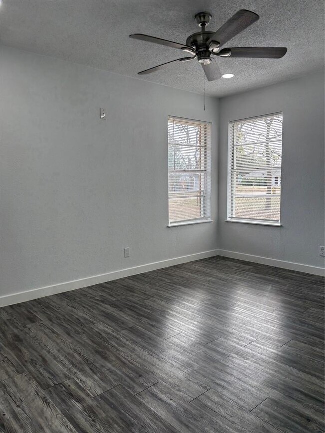 Building Photo - 2012 Water St