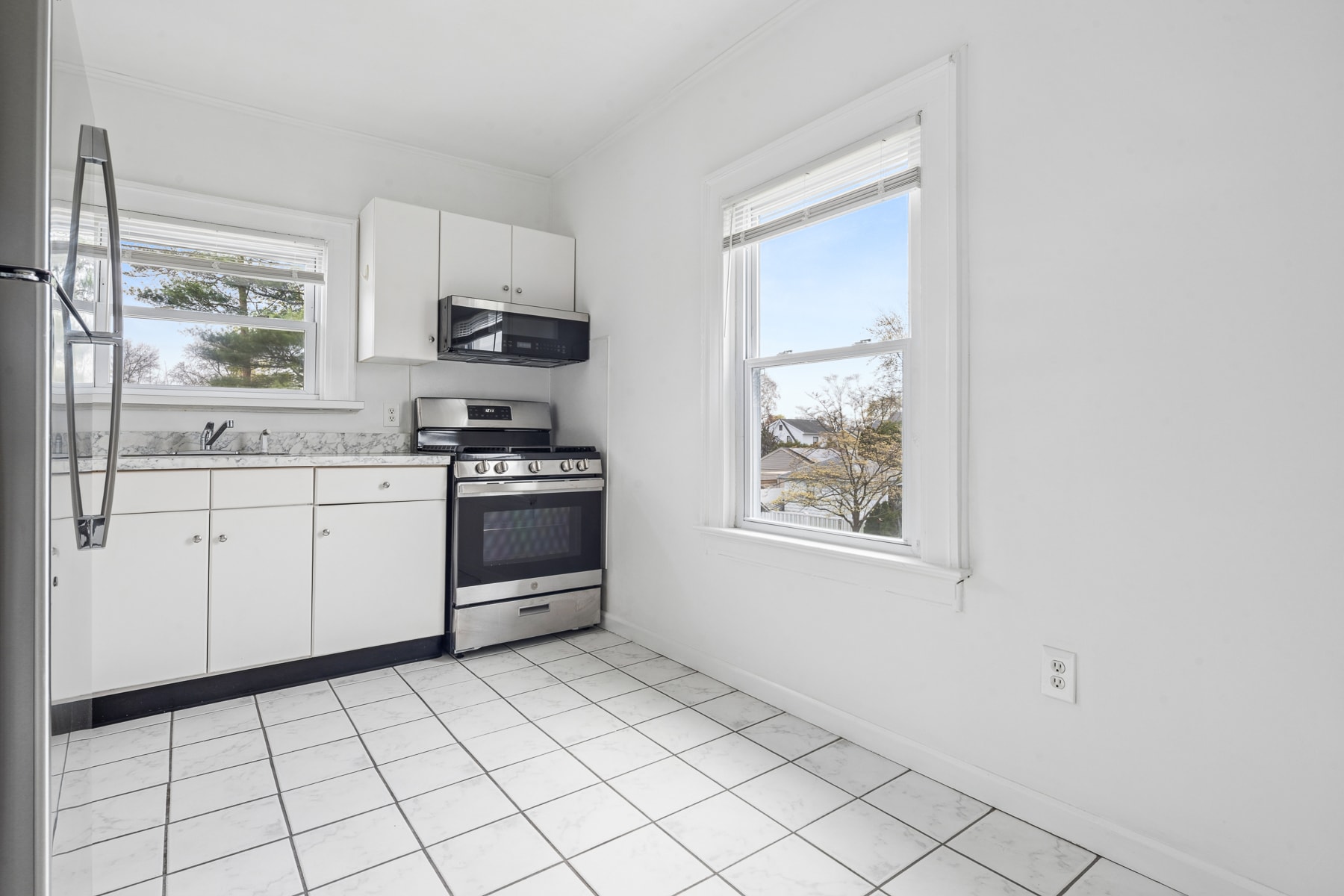 Building Photo - 37 2nd Ave