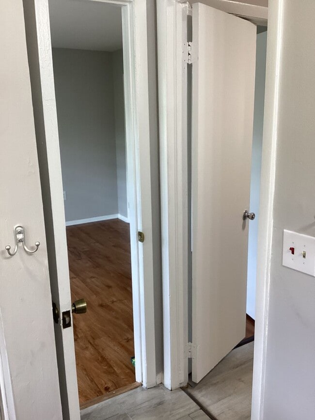 Building Photo - 3 Bedroom Ready for move in!