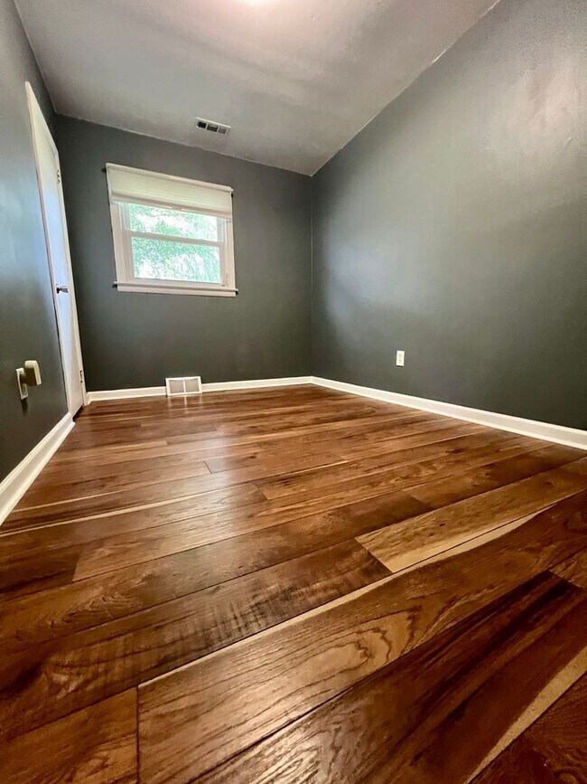 Building Photo - 3-Bedroom Single Family Home in Bristol! A...