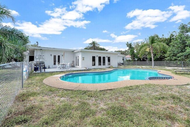 Building Photo - 2417 Pierce St