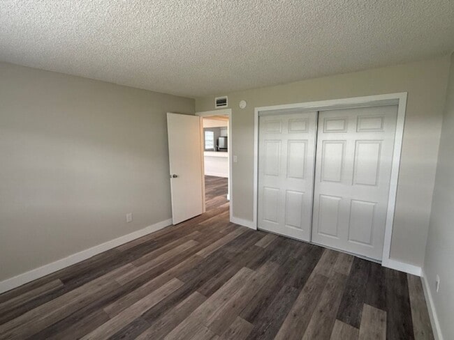 Building Photo - 2 Bedroom/1 Bathroom Apartment