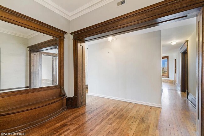 Building Photo - 559 W Surf St